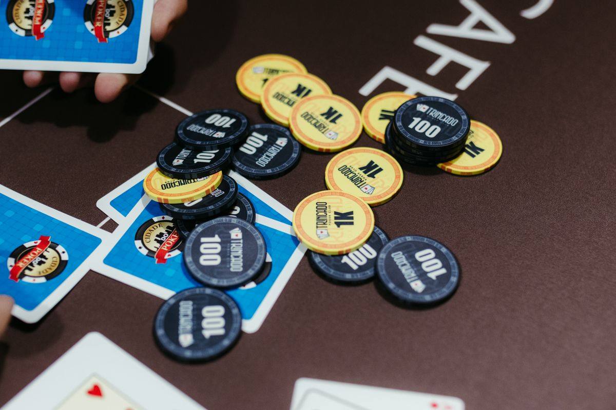Kartu dan keping poker di meja