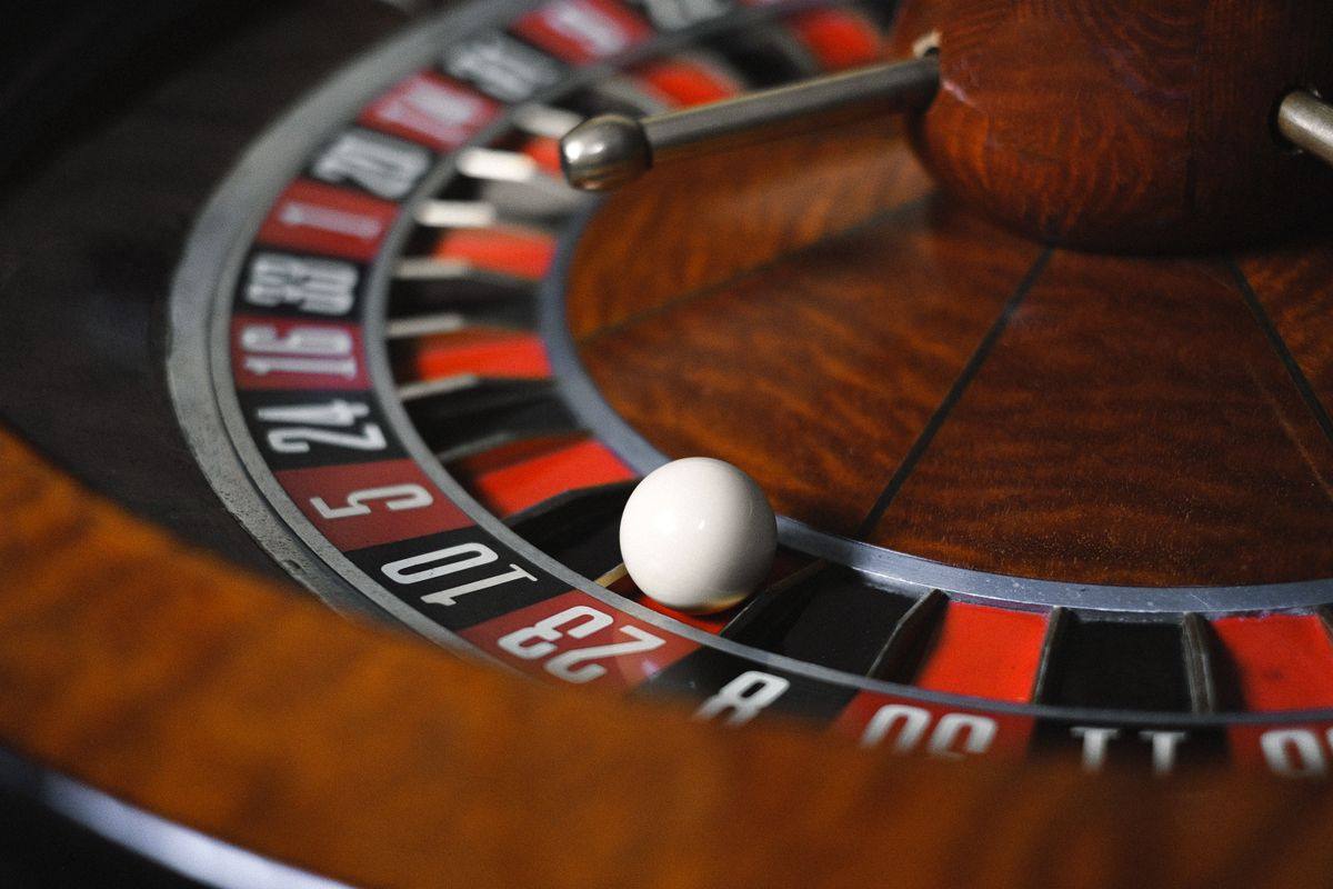 Roda roulette dengan bola di atas angka