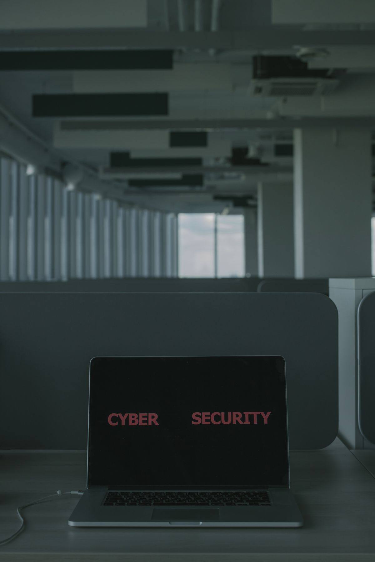 Laptop dengan peringatan keamanan siber di layar