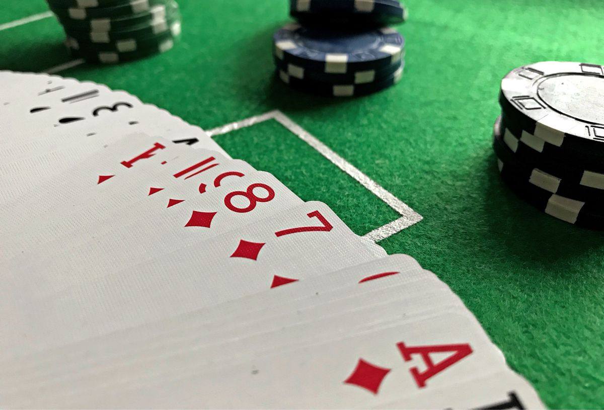 Kartu dan keping poker di meja permainan